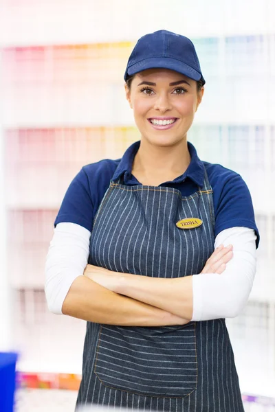 Vrouwelijke verf winkel werknemer — Stockfoto