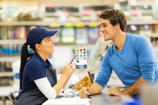 Asistente ayudando al cliente — Foto de Stock