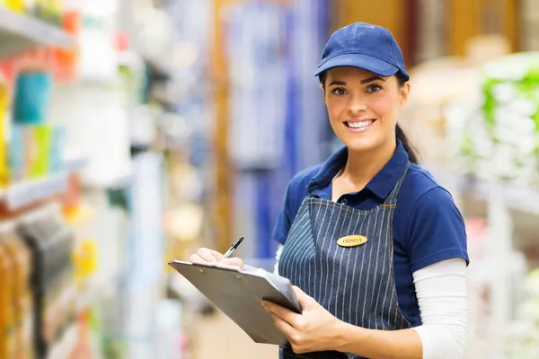 Verkäuferin arbeitet im Supermarkt — Stockfoto