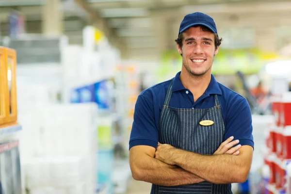 Verkäufer steht im Baumarkt — Stockfoto