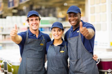 başparmak gösterilen süpermarket işçileri