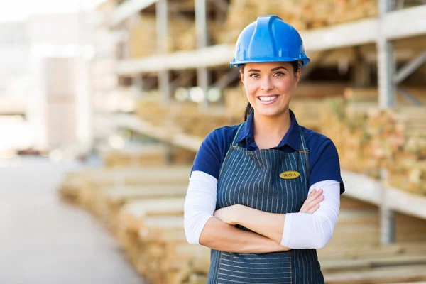 Arbeiterin mit verschränkten Armen — Stockfoto