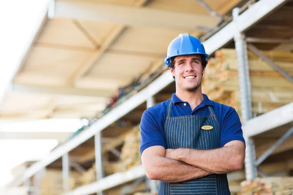 Arbeiter mit verschränkten Armen — Stockfoto