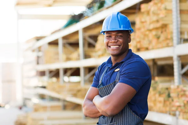 Industriële werknemer met gekruiste armen — Stockfoto