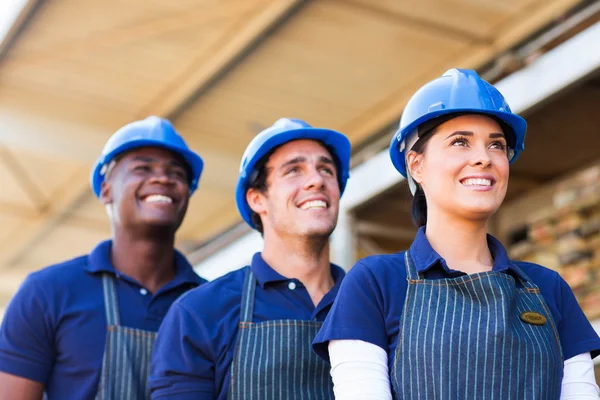 Arbeiter vor dem Gebäude — Stockfoto