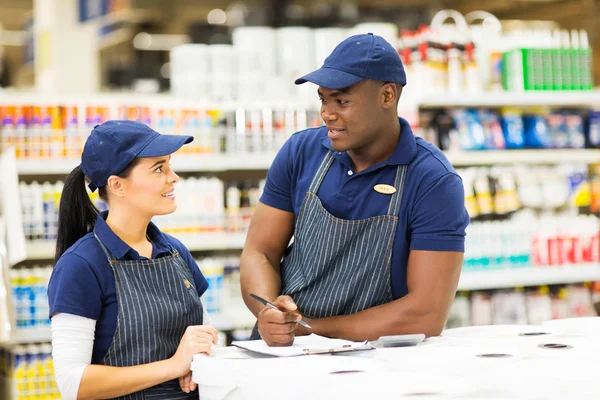 Supermarkt collega's praten — Stockfoto