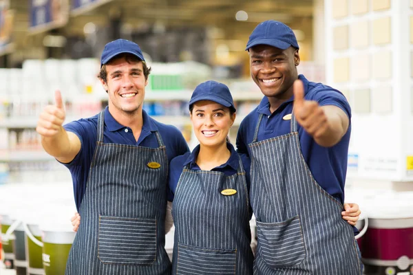 Zaměstnanci supermarketu ukazuje palec — Stock fotografie