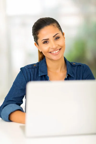 Menina usando computador portátil — Fotografia de Stock