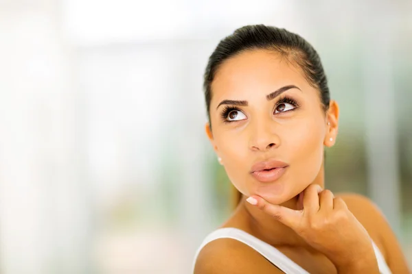 Woman looking up — Stock Photo, Image