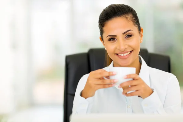 Zakenvrouw drinken koffie — Stockfoto