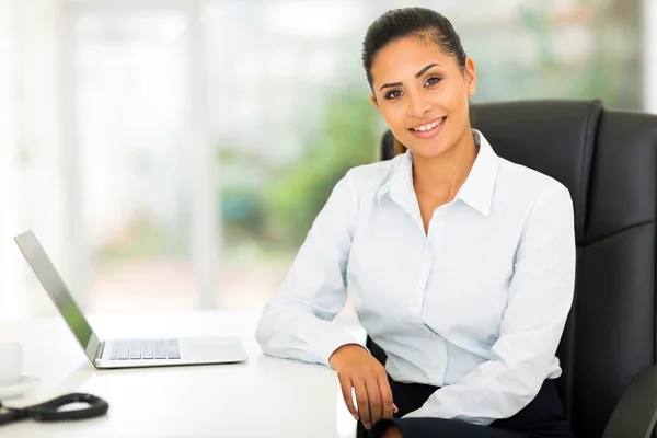 Junge Büroangestellte — Stockfoto