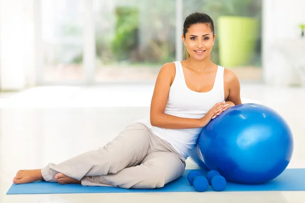 Mulher relaxante após o exercício — Fotografia de Stock