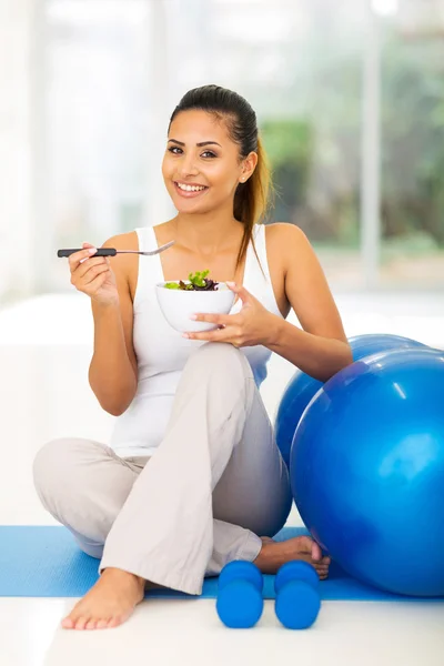 Kvinna njuter av frisk sallad — Stockfoto