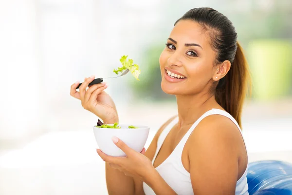 Vrouw die gezond voedsel eet — Stockfoto