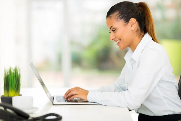 Zakenvrouw met laptop — Stockfoto