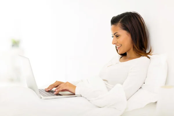 Vrouw met laptop in de ochtend — Stockfoto