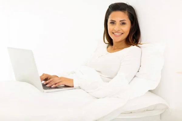 Mujer usando portátil — Foto de Stock