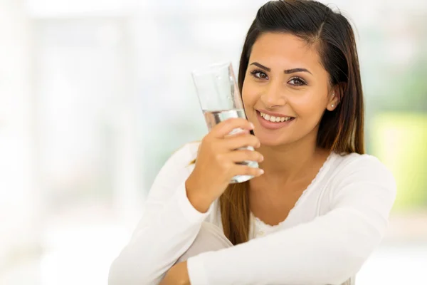 Fille avec verre d'eau — Photo