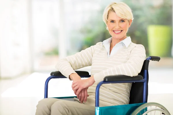 Mulher de meia-idade com deficiência — Fotografia de Stock