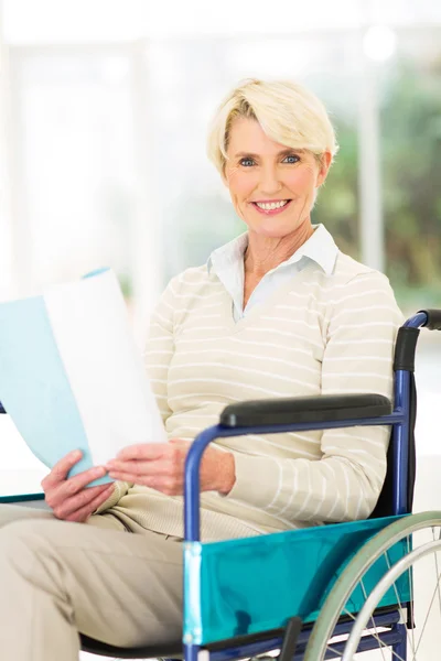 Behinderte Frau liest Buch — Stockfoto