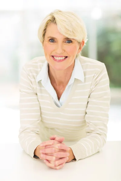 Alegre mujer de mediana edad — Foto de Stock