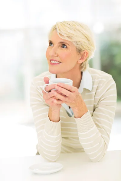 Женщина за чашкой кофе — стоковое фото