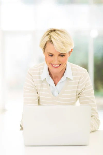 Volwassen vrouw met behulp van laptop — Stockfoto