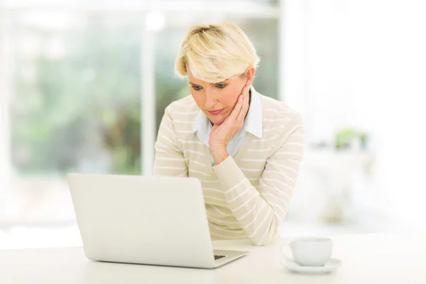 Volwassen vrouw, lezen van e-mails — Stockfoto