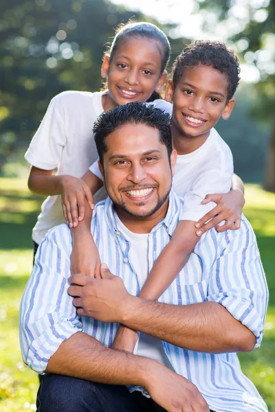 Ευτυχής Ινδός πατέρας και τα παιδιά — Φωτογραφία Αρχείου
