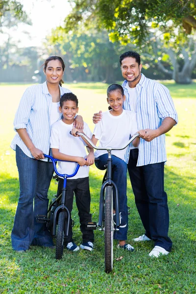 Jovem família indiana de quatro — Fotografia de Stock