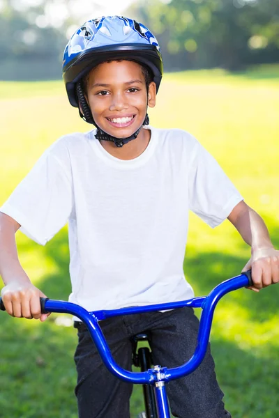 Indien garçon équitation vélo — Photo