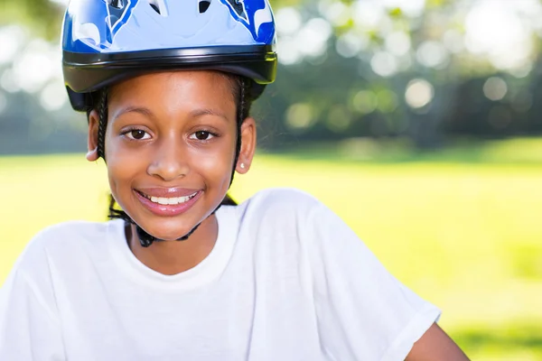 自転車のヘルメットとインドの少女 — ストック写真