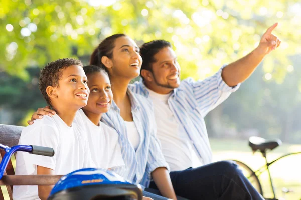 Familia india observación de aves — Foto de Stock