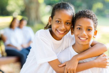 mutlu Hintli kız ve erkek kardeş