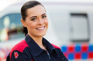jonge vrouwelijke paramedicus
