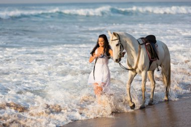 jonge vrouw lopen met paard