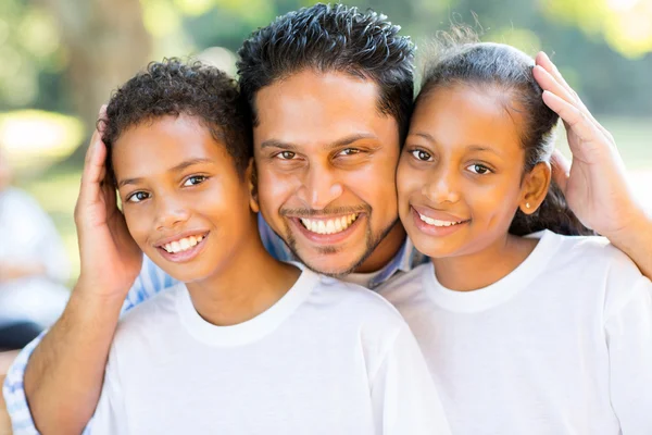 Feliz pai indiano e filhos — Fotografia de Stock