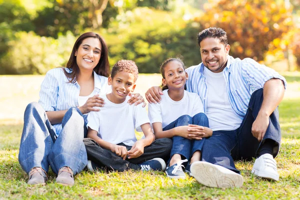 Famiglia indiana allegra — Foto Stock