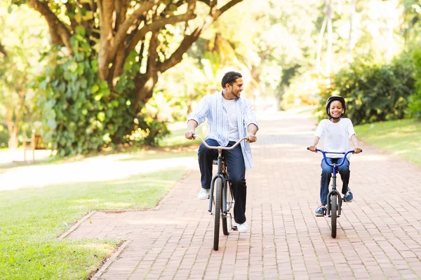 Батько і дочка катаються на велосипедах — стокове фото