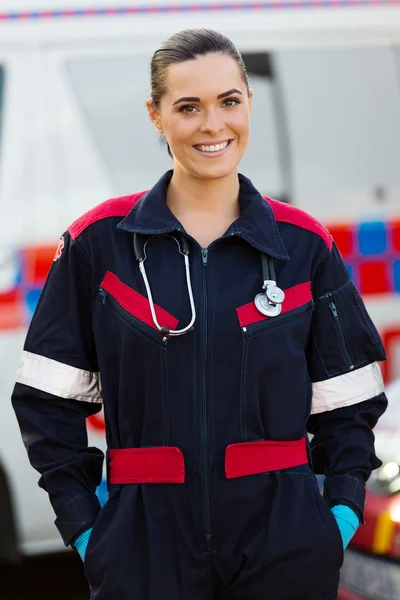 Sjukvårdare framför ambulans — Stockfoto