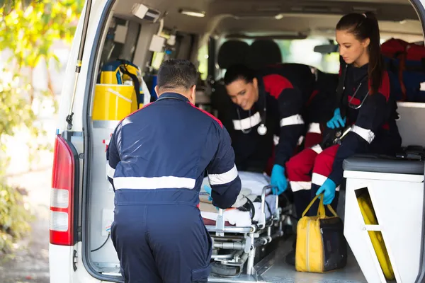 Equipo de ambulancia —  Fotos de Stock