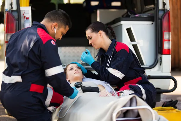 Squadra paramedica che esamina pateint — Foto Stock