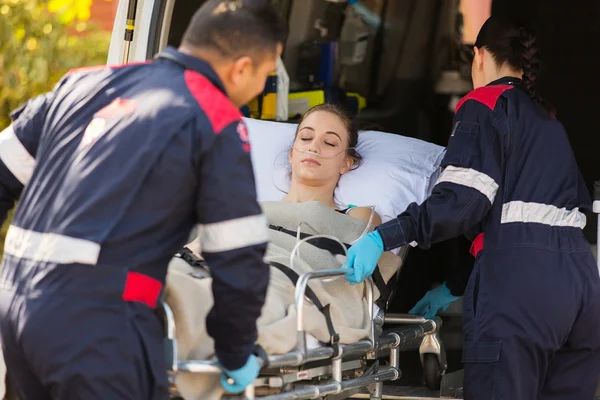 Paramedici patiënt rekening houdend ambulance — Stockfoto