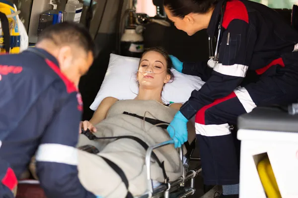 Paramedic comforting patient — Stock Photo, Image