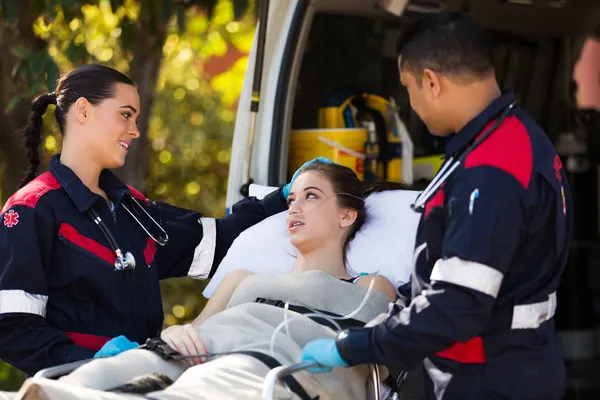 Equipo paramédico hablando con el paciente — Foto de Stock