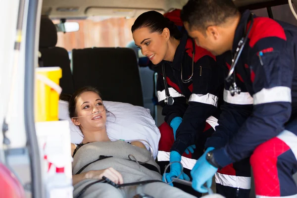 Paramedicus team praten met patiënt — Stockfoto