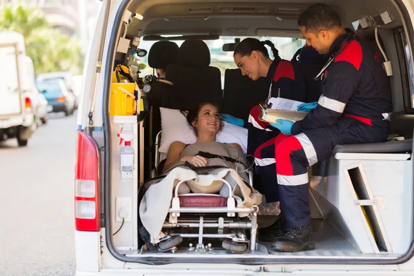 Paramedici che parlano con il paziente — Foto Stock