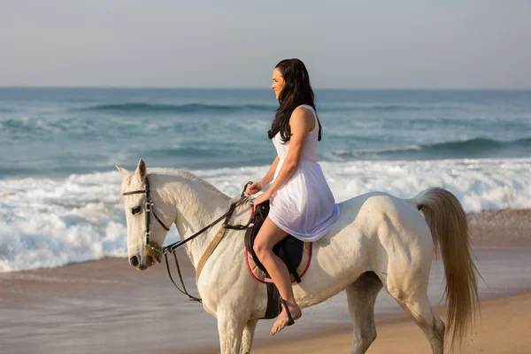 Chica en vestido caballo de montar — Foto de Stock