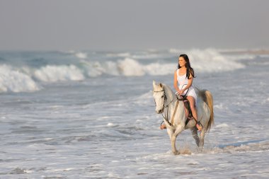 kadın binicilik ata beach