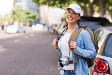 kaldırımda duran turizm